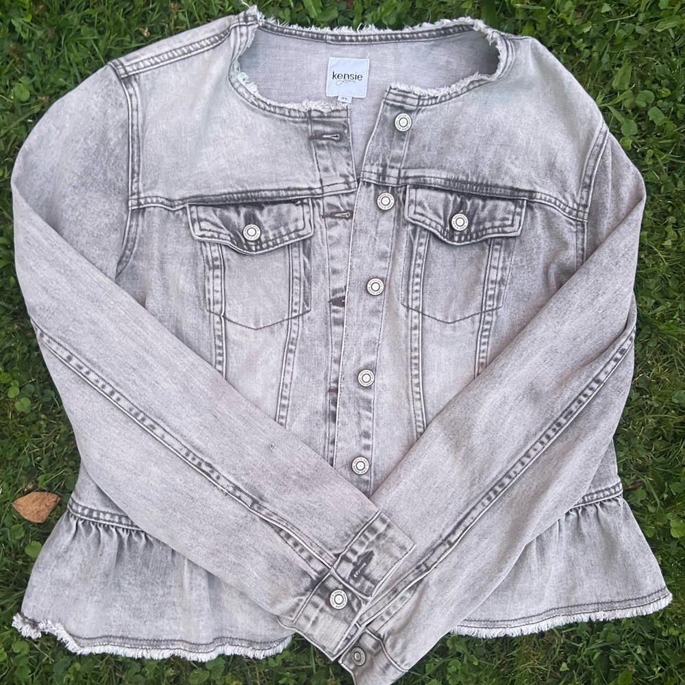 Kensie light wash denim jacket with ruffle hem and button up closure size xl
